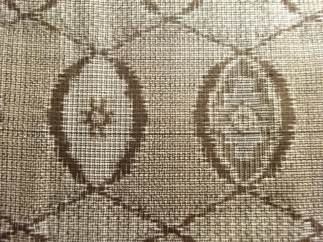 アンティーク　幾何学模様織り出し本場泥大島紬着物(割り込み絣)